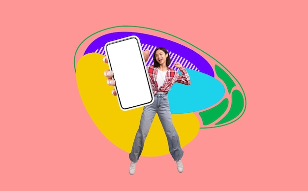 Mobilna makieta wesoła azjatka demonstrująca duży pusty smartfon z białym ekranem