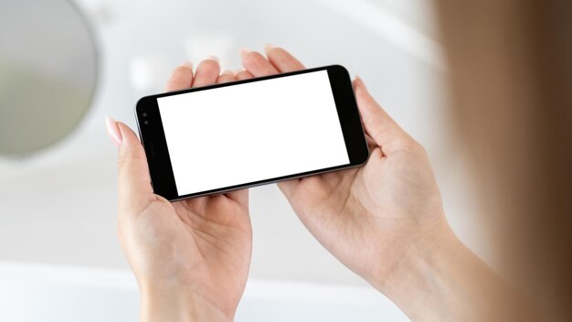 Mobilne wiadomości cyfrowe makiety wirtualne połączenie nierozpoznawalna kobieta trzymająca smartfon z pustym miejscem