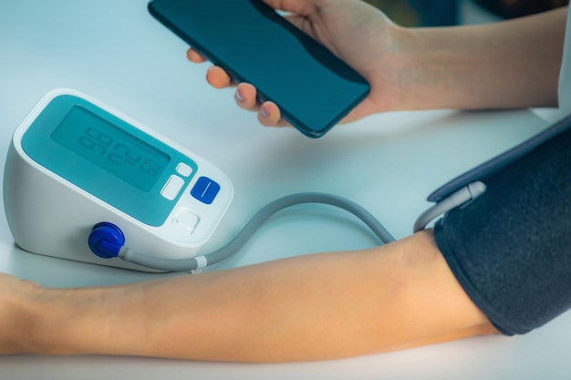 Mobilne zdrowie Pomiar ciśnienia krwi wprowadzanie danych do smartfonu