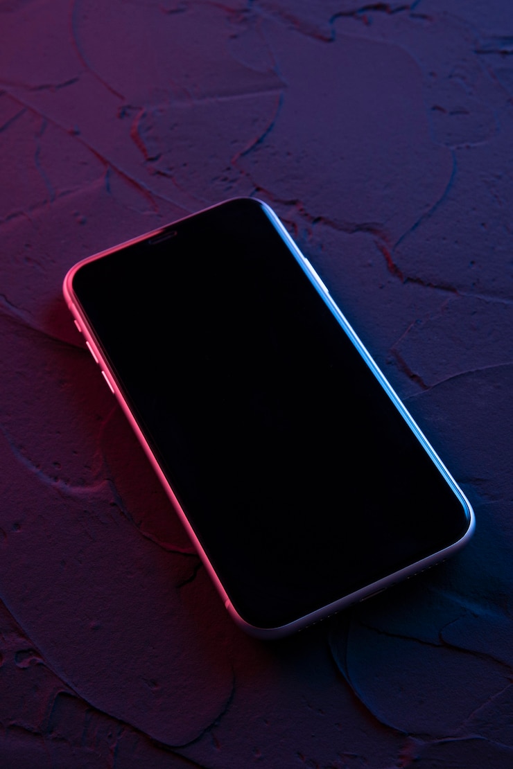 Zdjęcie mobilny smartfon na ciemnoczerwonym niebieskim neonowym kolorze. makieta.widok perspektywiczny. układ urządzenia. prezentacja projektu interfejsu.
