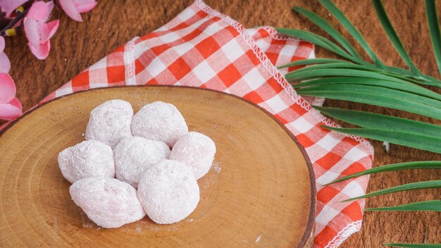 Mochi Sukabumi to indonezyjska tradycyjna potrawa z mąki ryżowej Glutinous z orzeszkami ziemnymi w środku