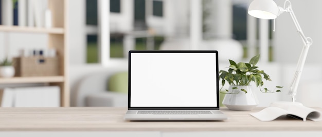 Mockup laptopa na drewnianym biurku w nowoczesnym jasnym salonie
