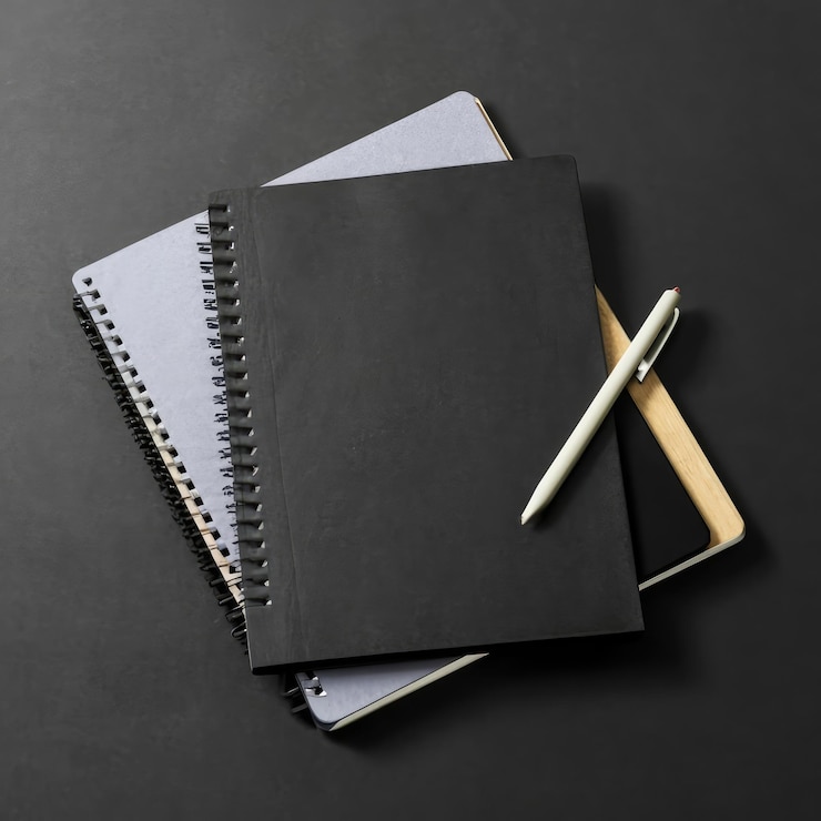 Zdjęcie mockup notebooka z czarnym elementem na czarnym