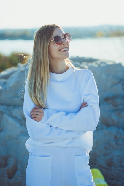 Moda kobieta jesień białe ubrania na zewnątrz okulary przeciwsłoneczne