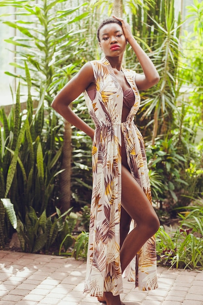 moda kobieta nosząca ubrania plażowe na koncepcji mody letniej kurortu