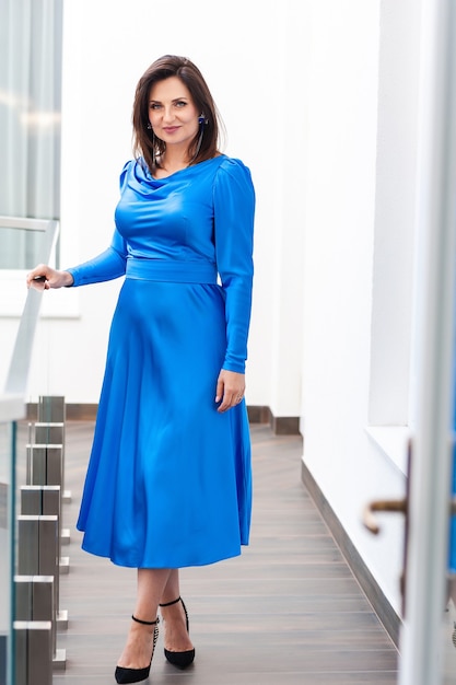 Moda kobieta w niebieskiej sukience
