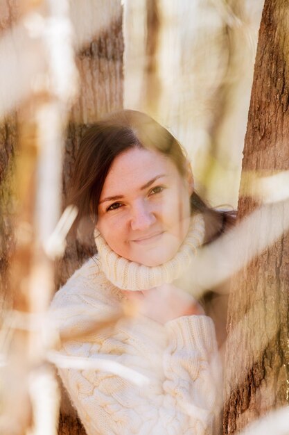 Zdjęcie moda kobieta w wiejskim stylu siedzi piękna kobieta w wiosennym lesie