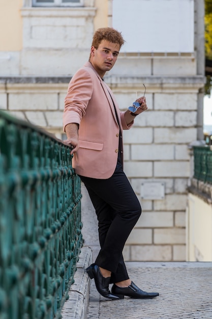 Moda Młody Człowiek Na Ulicy Europejskiego Miasta