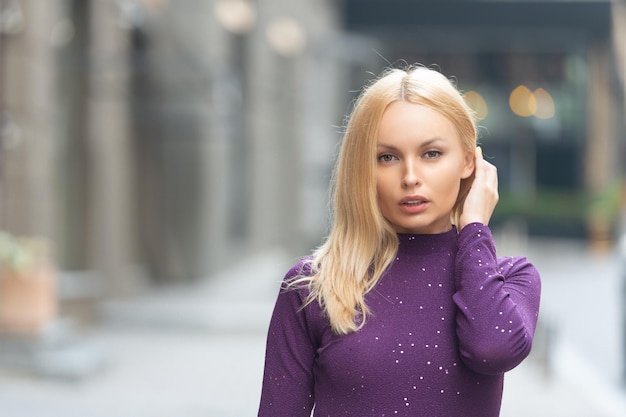 Moda modelka poza reklamą Kobieta mody o blond włosach