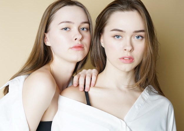 Moda Modelki Dwie Siostry Bliźniaczki Piękne Nagie Dziewczyny Patrząc W Kamerę