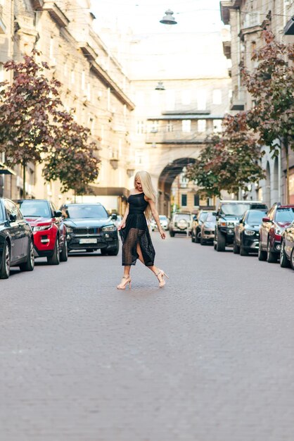 moda odkryty portret pięknej blond dziewczyny na ulicy.