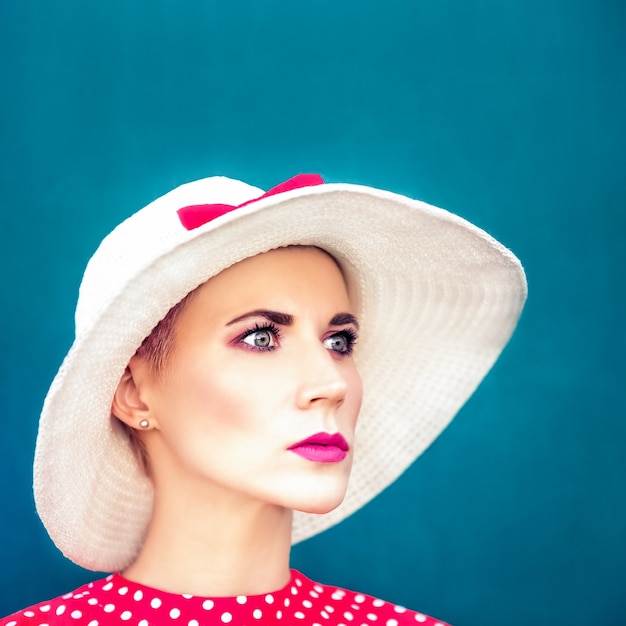 Moda piękny portret zmysłowej dziewczyny retro niebieskie tło,