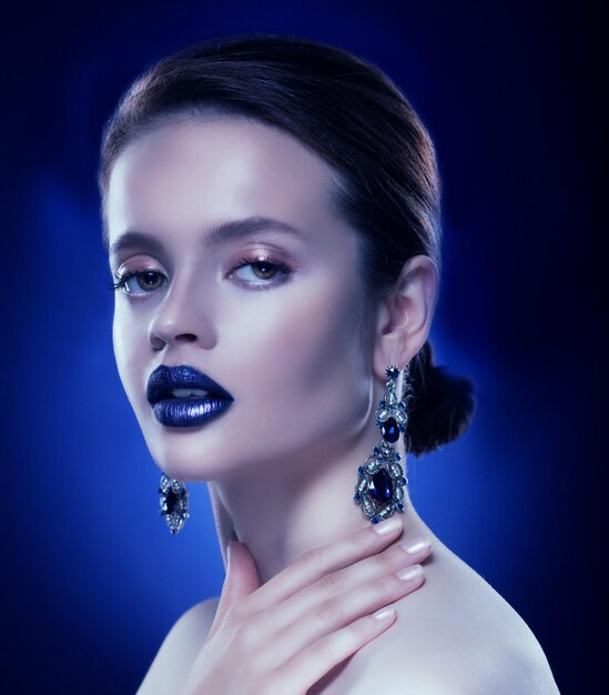 Moda portret młodej pięknej kobiety z biżuterią Idealny makijaż Niebieskie usta