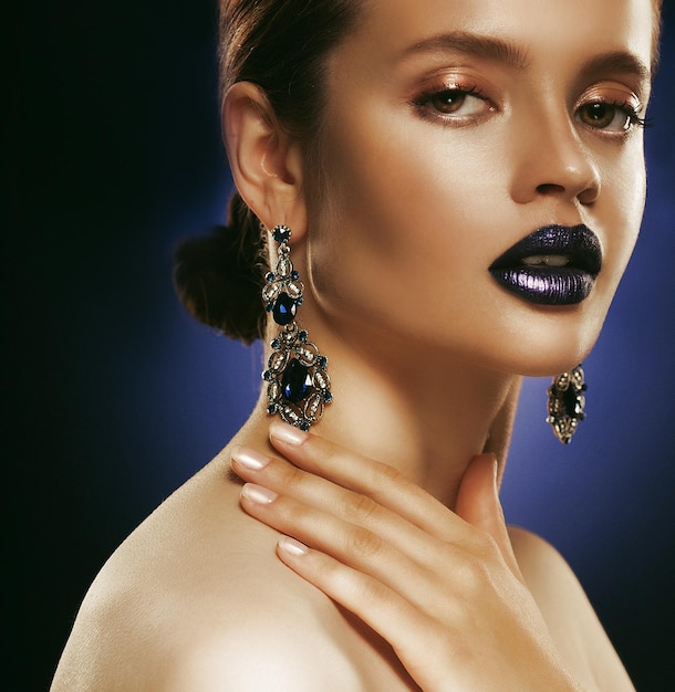 Moda Portret Młodej Pięknej Kobiety Z Biżuterią Idealny Makijaż Niebieskie Usta