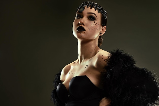 Moda studyjna Piękna modelka kreatywny ciemny makijaż Pomysł na czarny łabędź lub ciemny anioł