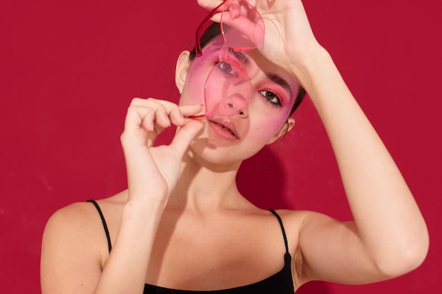 Moda uroda kobiece różowe okulary jasny makijaż pozowanie czarny jersey zbliżenie niezmienione