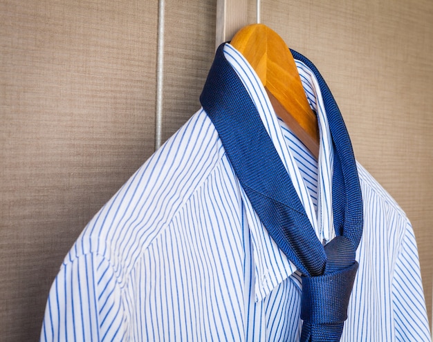 Moda włoska - koszula biznesowa, klasyczny dresscode, gotowa na wyjazd służbowy.