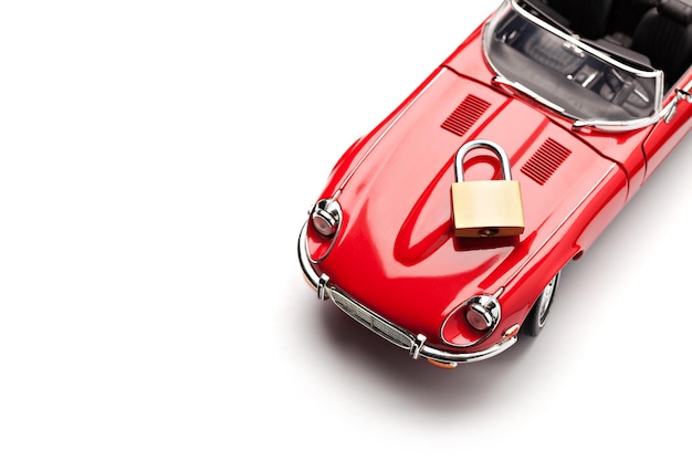 Model czerwonego samochodu z kłódką na białym tle widok z góry Koncepcja bezpieczeństwa