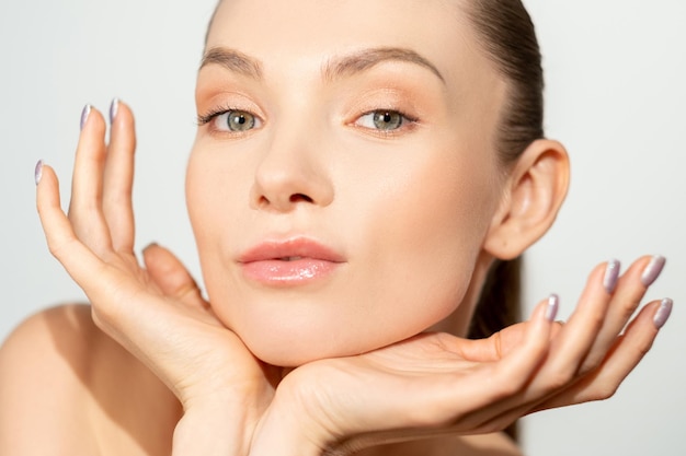 Model czystej skóry pielęgnacja skóry twarzy ładna twarz kobiety