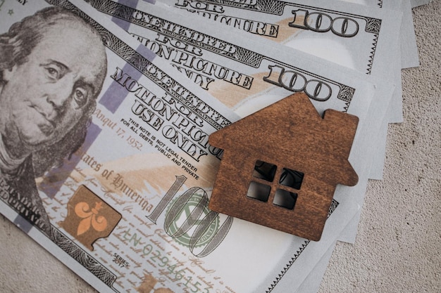 Model domu i banknoty dolarowe na stole Zbliżenie