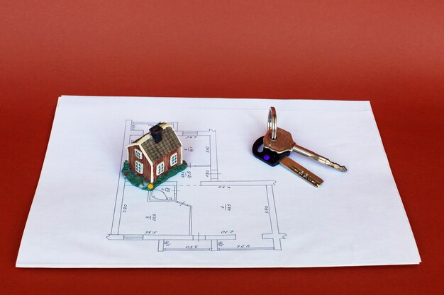 Model domu i breloczek do kluczy na planie.