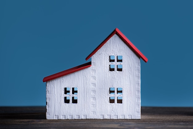 Model domu na niebiesko. Koncepcja budowy domu. Widok z przodu zbliżenie