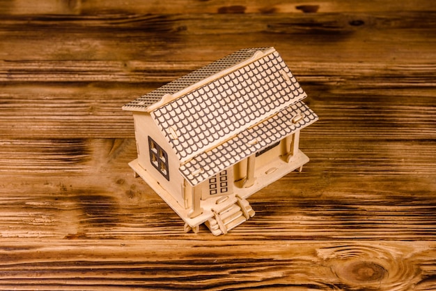 Model domu ze sklejki na drewnianym stole