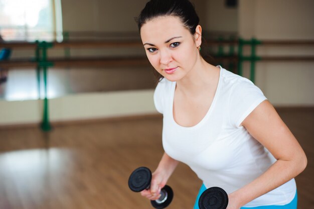 Model Fitness Robi Trening Kulturystyczny Z Ciężarami