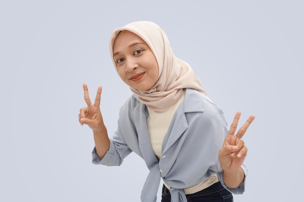 Model hidżabu, islamski, o różnych ciekawych pozach, dostosowany do potrzeb reklamowych i li