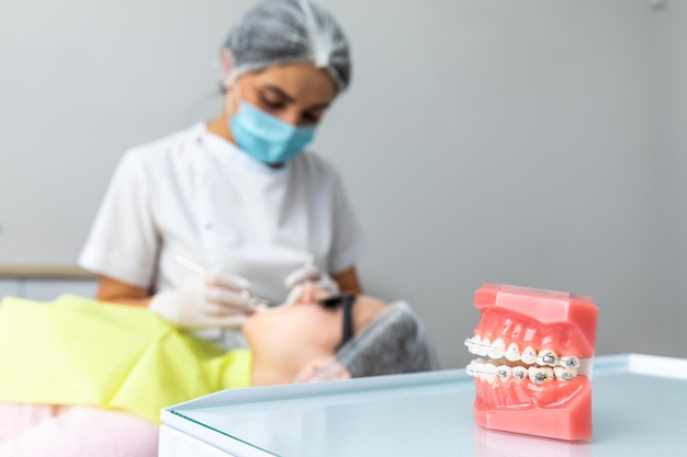 Model ortodontyczny i model zębów narzędzi dentystycznych różnorodnych aparatów ortodontycznych lub aparatury ortodontycznej