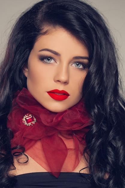Model Piękna Kobieta Z Długimi Brązowymi Włosami I Czerwonymi Ustami