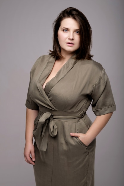 model plus size na szarej ścianie