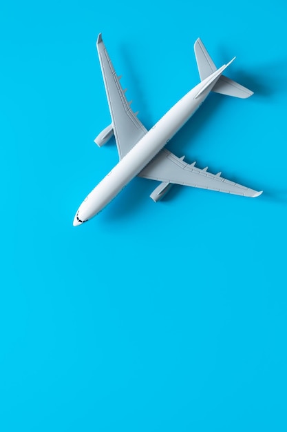 Model samolotu na żółtym tle na białym tle płaski świecki bilet lotniczy podróż i wakacje koncepcja kopia przestrzeń