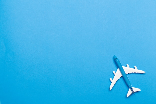 Zdjęcie model samolotu pasażerskiego na niebiesko