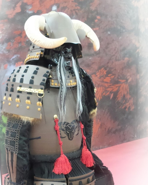 Model samuraja na tle