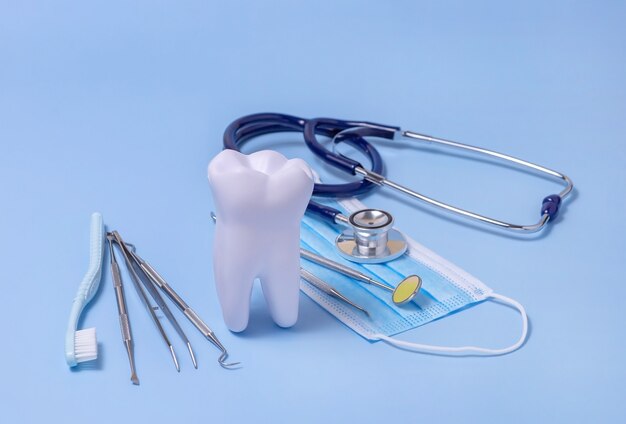 Model sprzętu stomatologicznego i szczoteczki do zębów