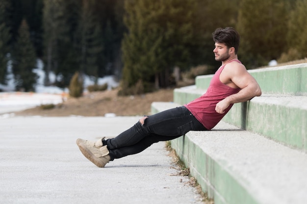 Model stojący silny na zewnątrz w pozowaniu w naturze