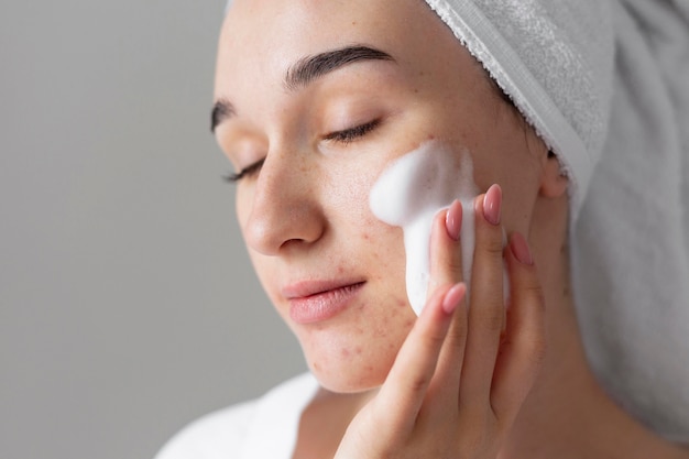 Zdjęcie model używaj produktów do pielęgnacji skóry