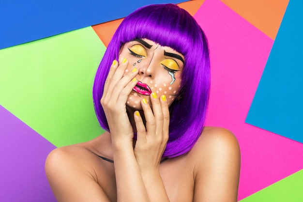 Model w kreatywnej kompozycji z makijażem pop-art