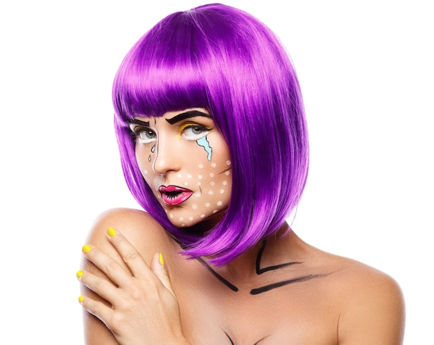 Model w kreatywny obraz z makijażem pop-art na białym tle