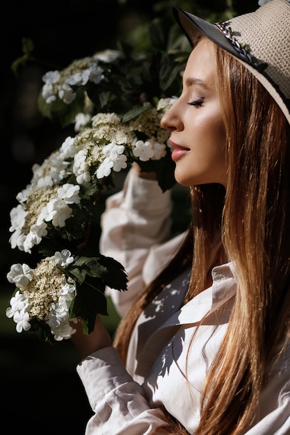 Model Wącha Białe Kwiaty Latem