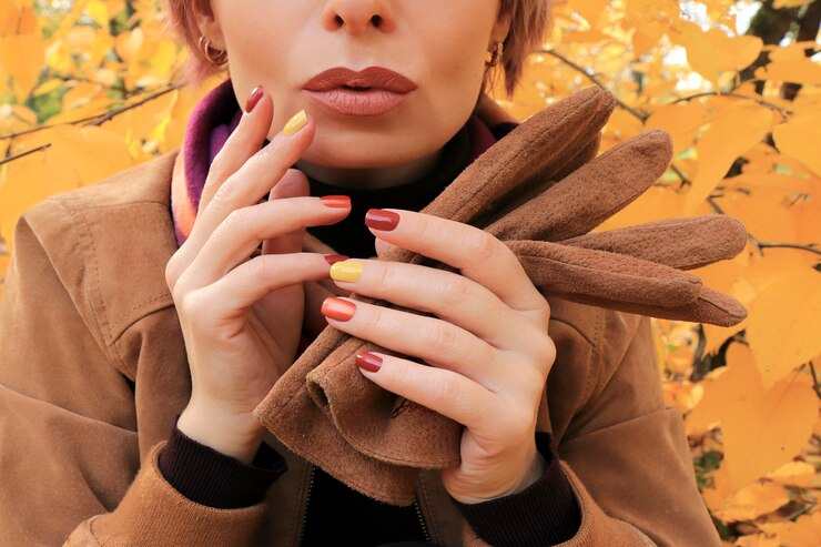 Model z dodatkami i wielokolorowym manicure jesienią