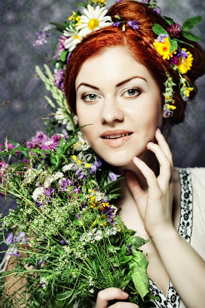 Zdjęcie model z dużą fryzurą i kwiatami we włosach