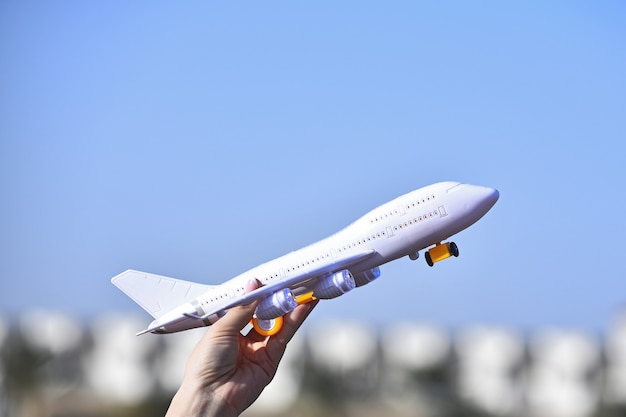 Model zabawka biały samolot pasażerski w kobiecej dłoni marzenie samolotu lecącego na wycieczkę