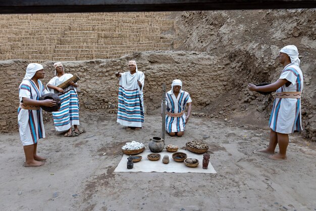 Modele ludzi w formalnych strojach w pobliżu piramidy Huaca Puquiana Lima Peru