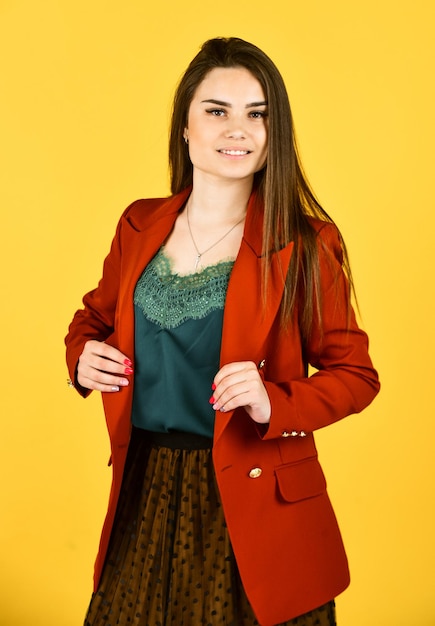 Modelka dziewczyny harmonijnie wyważony strój spódnica i kurtka pasujące do koncepcji odzieży
