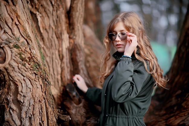 Zdjęcie modelka późną jesienią w parku, dorosła dziewczyna w europejskim stylu w sezonowym, efektownym wyglądzie