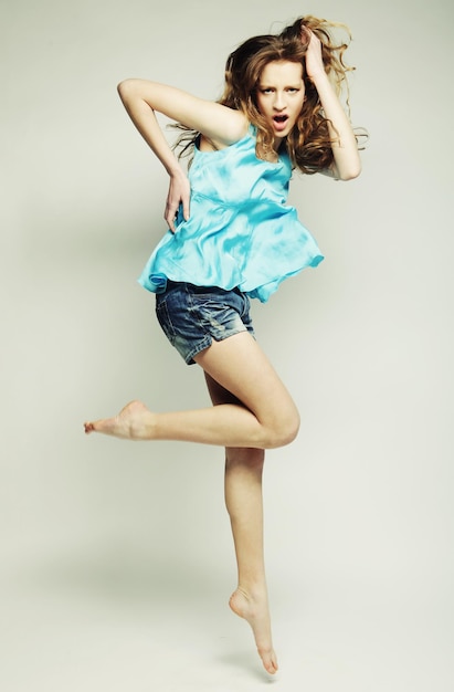 Modelka skacze w studio