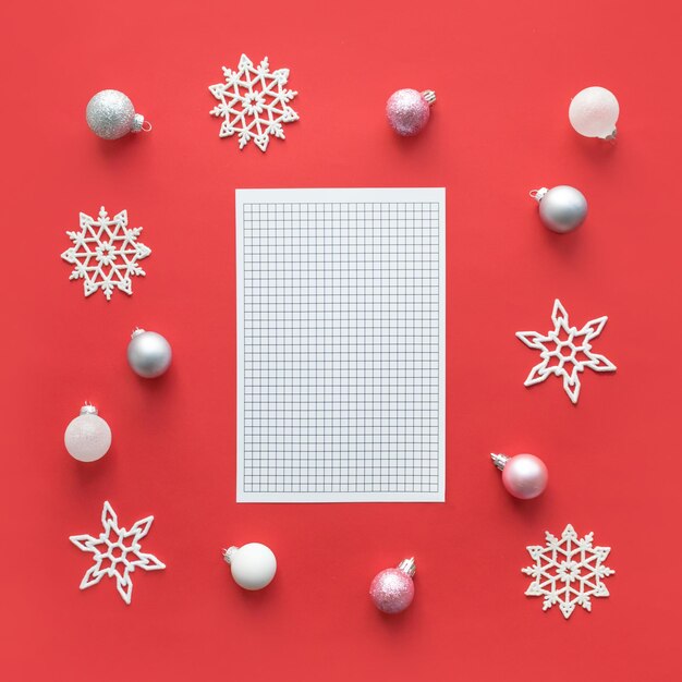 Zdjęcie modelka świąteczna z otwartymi białymi płatkami śniegu i białymi srebrnymi ozdobami świątecznymi