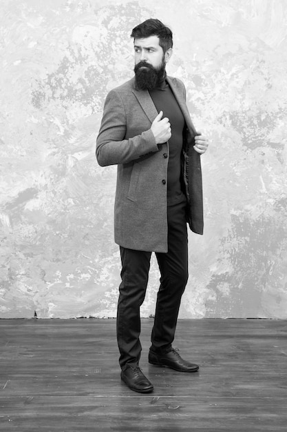 Modelka w ciuchach casualowych Mężczyzna ubrany w jesienną kurtkę Kurtka sprawia, że mężczyzna wygląda bardziej elegancko Sukces w biznesie jest ciepły i wygodny w tym sezonie Elegancja pozostaje w modzie